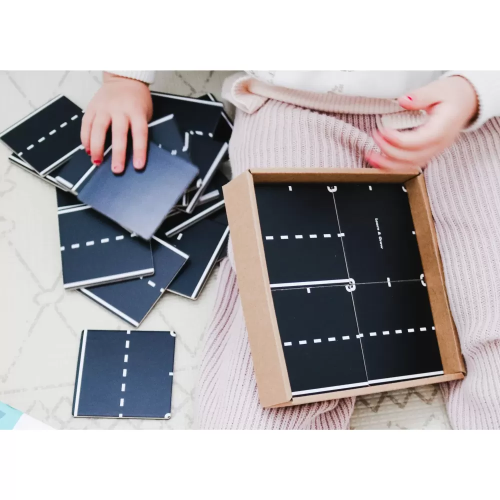 Fashion Learn and Grow Set Gioco Strada In Legno Con Base Metallica Per Tessere Magnetiche -